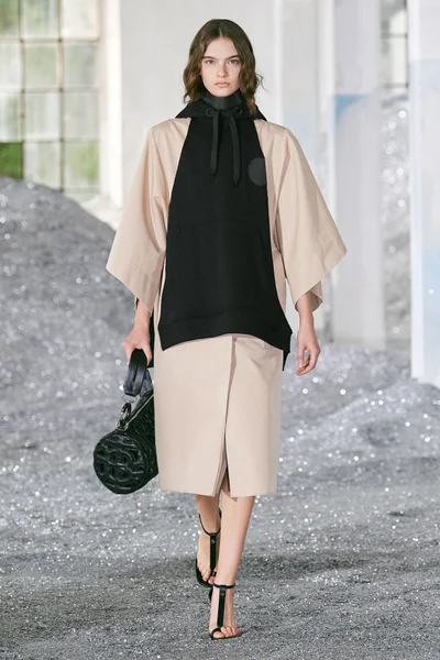 Look 15